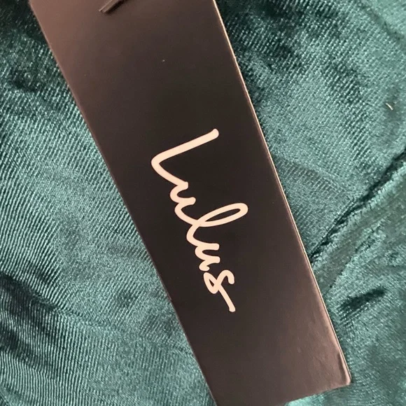 NWT Lulu’s amour green velvet high low hem wrap dress size small. - Picture 4 of 5